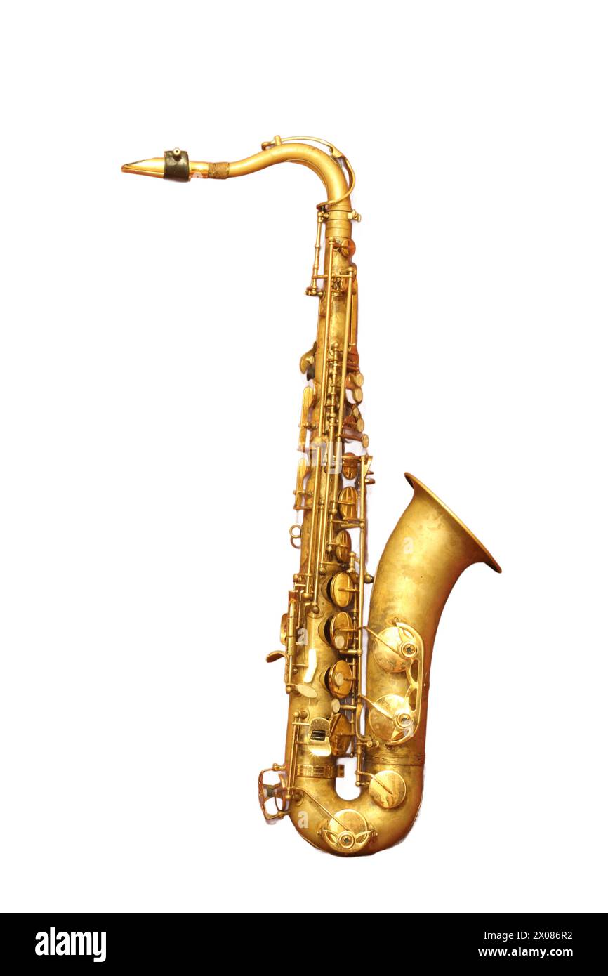 Une image isolée mettant en valeur les courbes élégantes et les tons riches d'un saxophone ténor, parfait pour des projets évoquant l'essence émouvante du jazz et du musi Banque D'Images