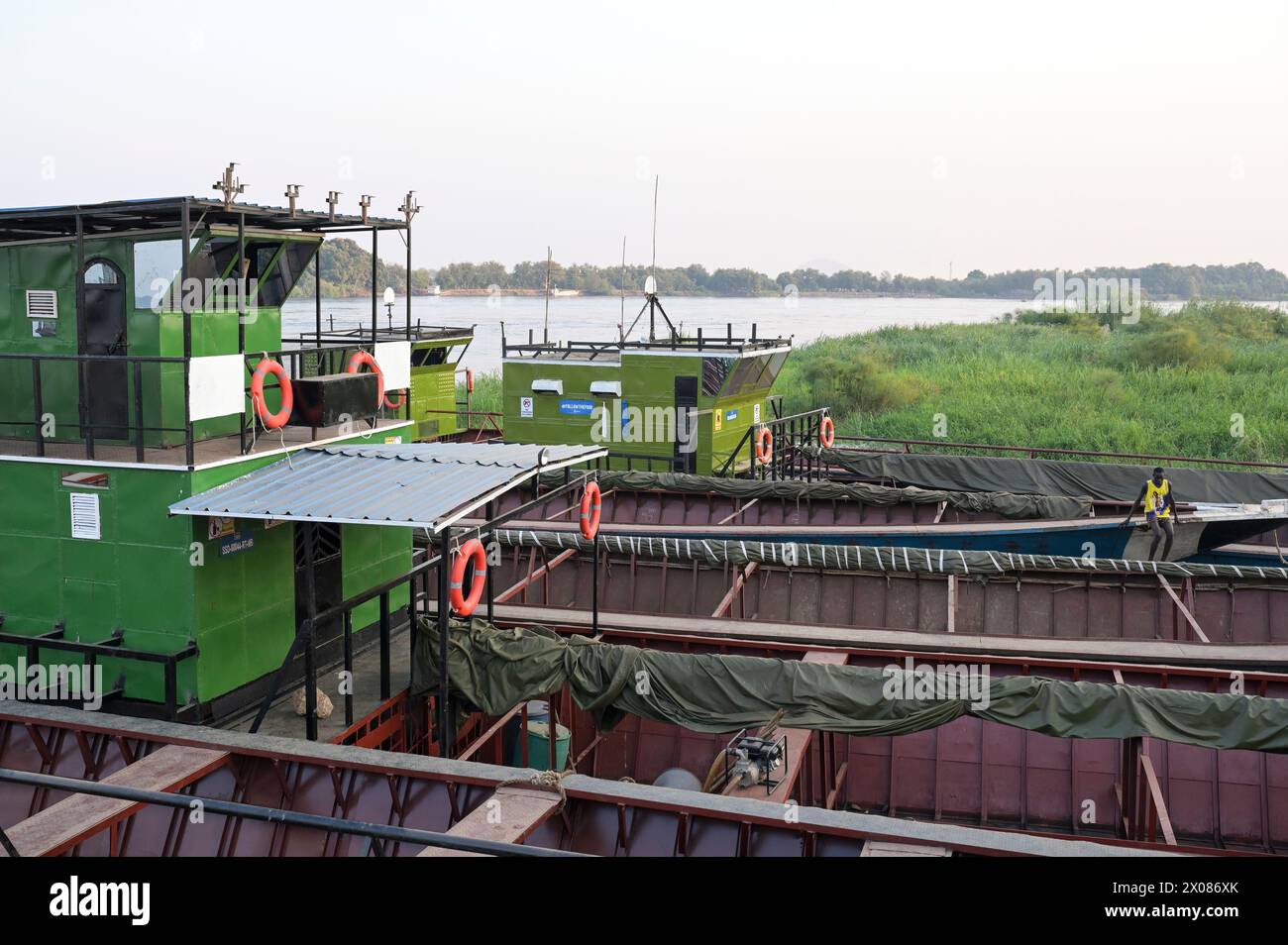 SOUDAN DU SUD, capitale Juba, Nil Blanc, port fluvial de Konyo Konyo, chantier naval et cargos / SÜDSUDAN, Hauptstadt Juba, port fluvial de Konyo Konyo Frachthafen und Schiffbau am weißen Nil Fluß Banque D'Images