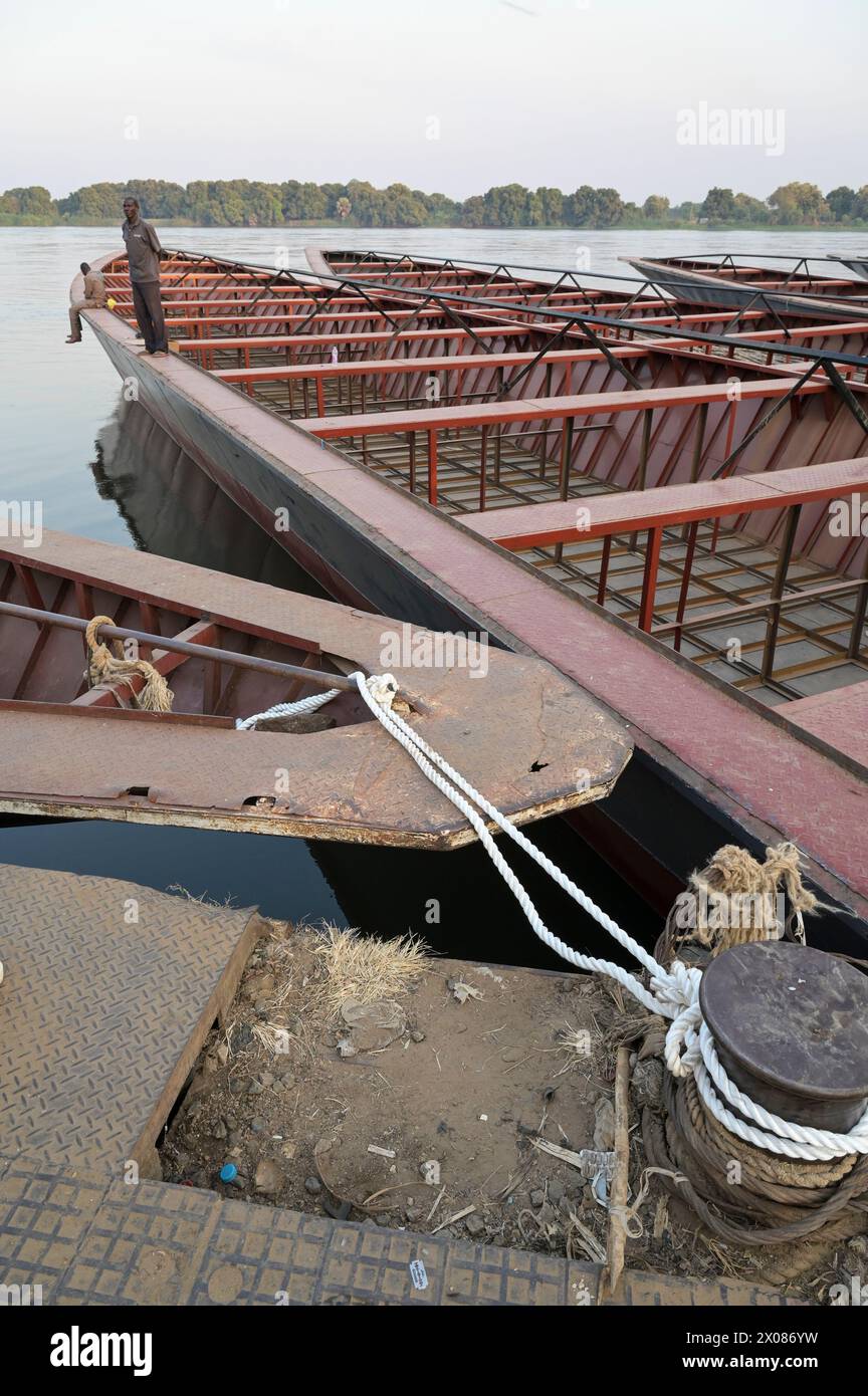 SOUDAN DU SUD, capitale Juba, Nil Blanc, port fluvial de Konyo Konyo, chantier naval et cargos / SÜDSUDAN, Hauptstadt Juba, port fluvial de Konyo Konyo Frachthafen und Schiffbau am weißen Nil Fluß Banque D'Images