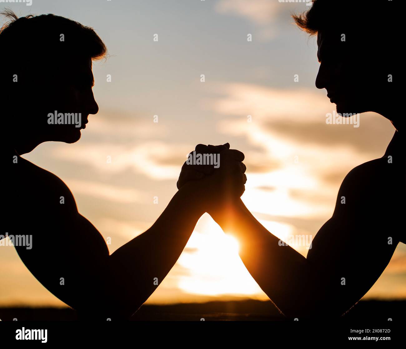 Silhouette de mains qui rivalisent en force. Rivalité, gros plan de lutte de bras mâle. Hommes mesurant les forces, les bras. Deux hommes lutte bras. Rivalité, vs Banque D'Images