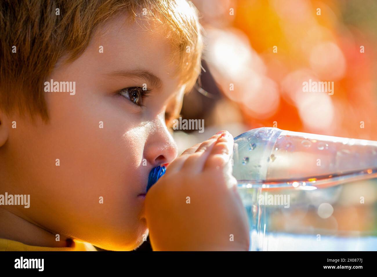 Eau potable de la bouteille. Enfant assoiffé petit garçon bébé boire de l'eau. Portrait d'un garçon avec une bouteille d'eau minérale. Bouteille d'eau garçon. Jeune Banque D'Images