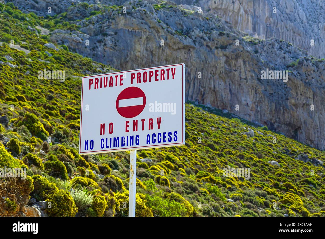Signe de propriété privée, pas d'entrée, pas d'accès d'escalade, printemps sur l'île de Kalymnos, îles du Dodécanèse, mer Égée, Grèce Banque D'Images