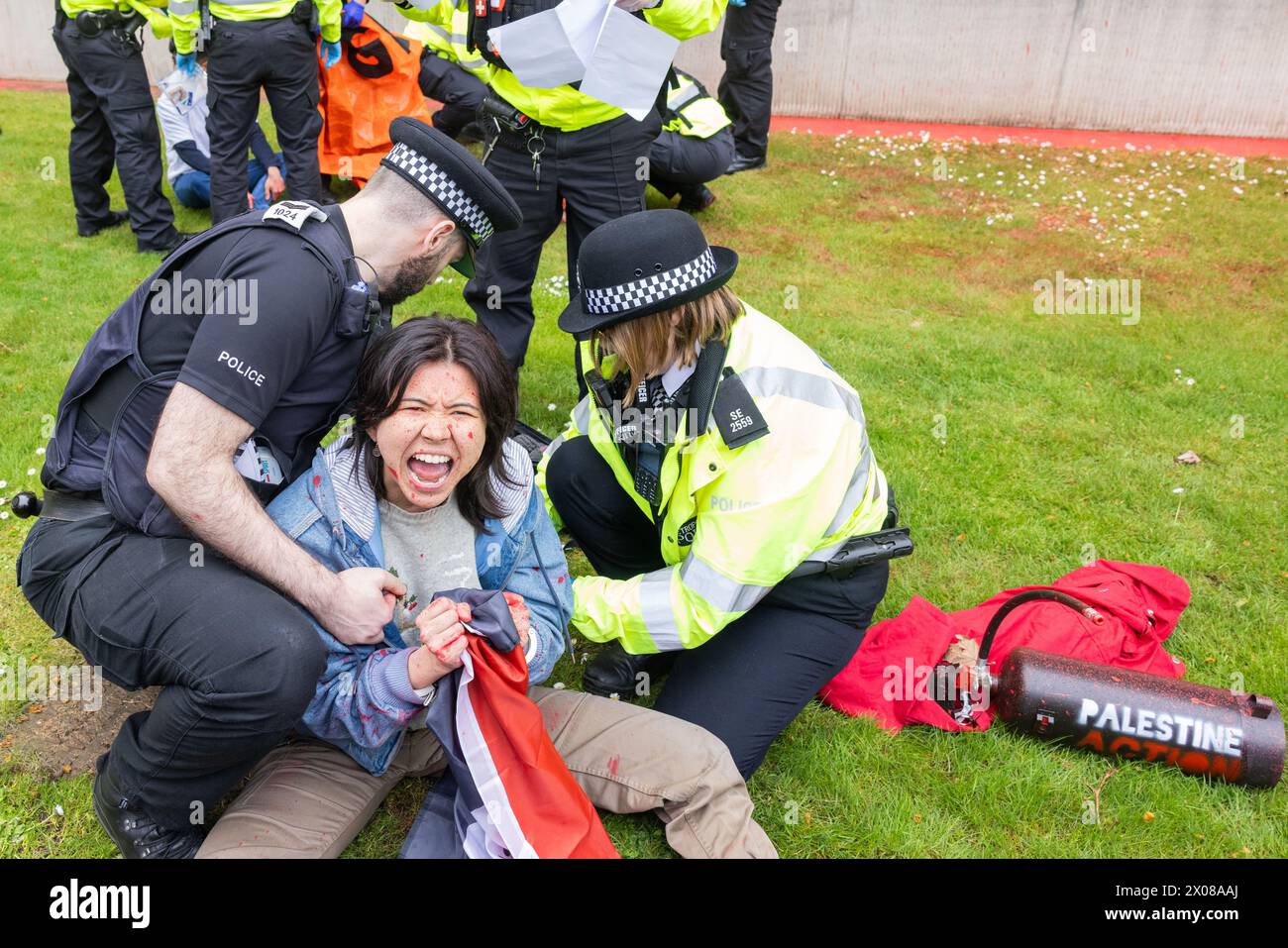 Londres, Royaume-Uni. 10 AVRIL 2024. Le preneur d'action est détenu sous des accusations de dommages-intérêts au pénal alors que les activistes de Palestine action and Youth exigent qu'ils ciblent le ministère de la Défense dans le centre de Londres. Crédit Milo Chandler/Alamy Live News Banque D'Images