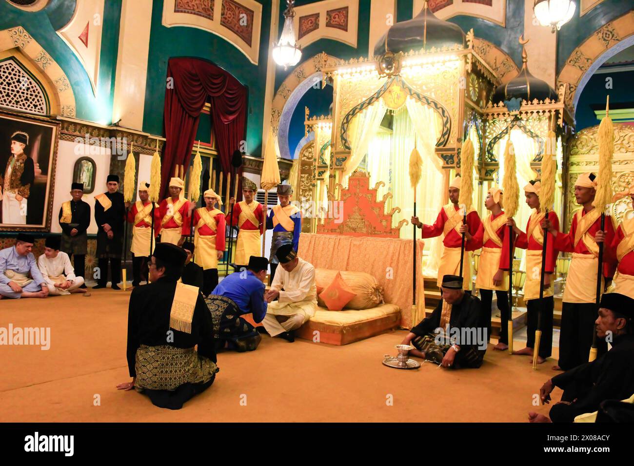 Medan, Sumatera Utara, Indonésie. 10 avril 2024. Plusieurs musulmans célèbrent l'Aïd al-Fitr en observant la tradition de soutenir le duli, c'est une tradition de pardon mutuel. (Crédit image : © Kartik Byma/SOPA images via ZUMA Press Wire) USAGE ÉDITORIAL SEULEMENT! Non destiné à UN USAGE commercial ! Banque D'Images