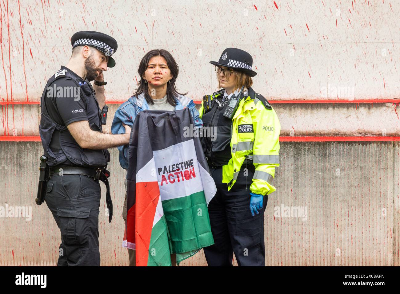 Londres, Royaume-Uni. 10 AVRIL 2024. Le preneur d'action est détenu sous des accusations de dommages-intérêts au pénal alors que les activistes de Palestine action and Youth exigent qu'ils ciblent le ministère de la Défense dans le centre de Londres. Crédit Milo Chandler/Alamy Live News Banque D'Images