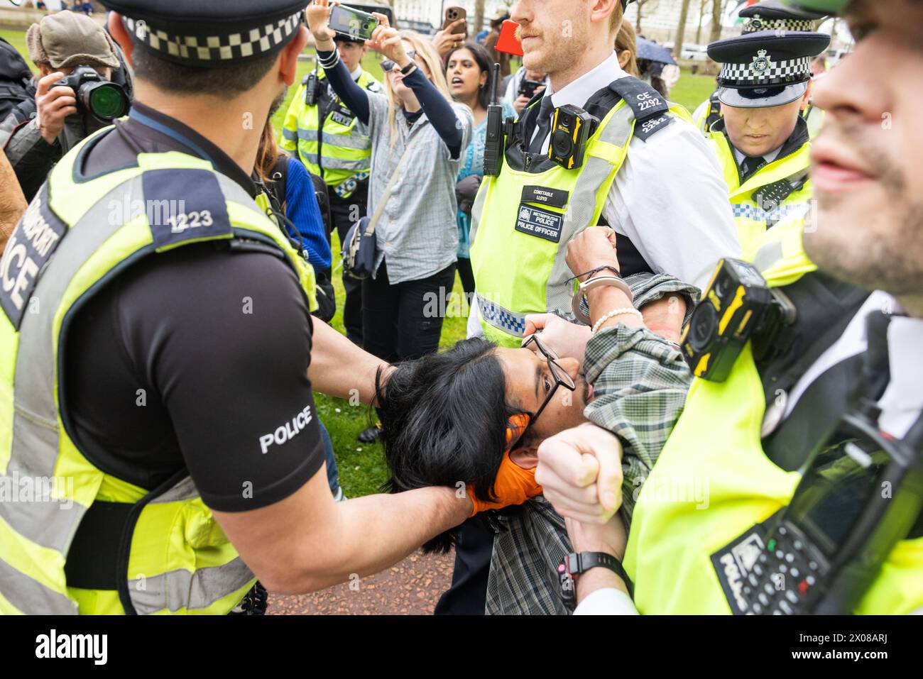 Londres, Royaume-Uni. 10 AVRIL 2024. Le preneur d'action est détenu sous des accusations de dommages-intérêts au pénal alors que les activistes de Palestine action and Youth exigent qu'ils ciblent le ministère de la Défense dans le centre de Londres. Crédit Milo Chandler/Alamy Live News Banque D'Images