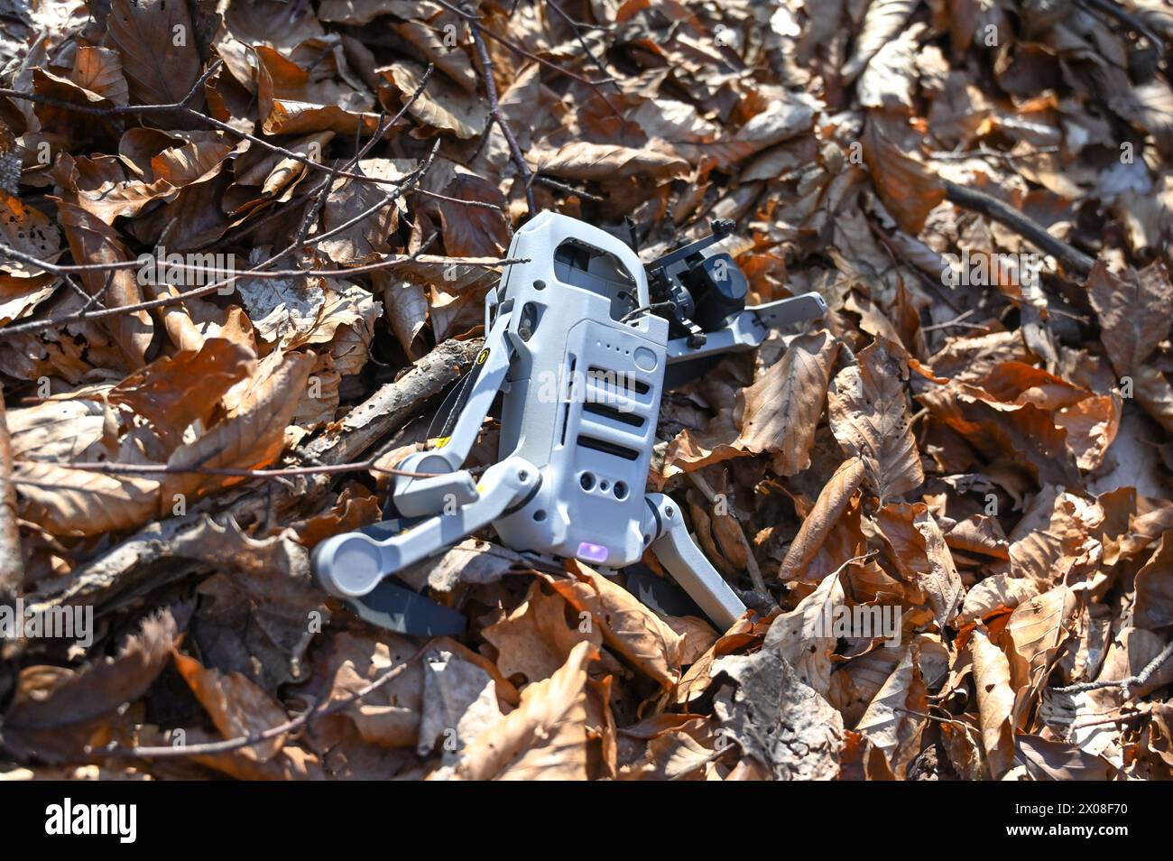 Drone écrasé et endommagé. Bras cassés et cardan de caméra de drone sur l'herbe. Un drone est tombé au sol. Accident en vol. Banque D'Images