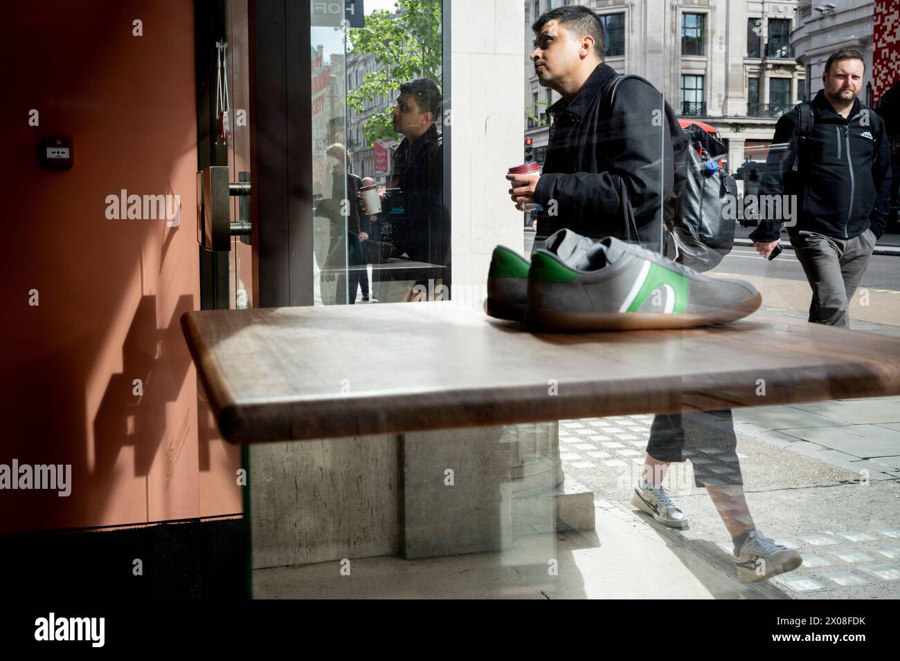 Une paire de chaussures est exposée dans The Wondow chez le détaillant Camper sur Regent Street dans le West End, le 10 avril 2024, à Londres, en Angleterre. Banque D'Images