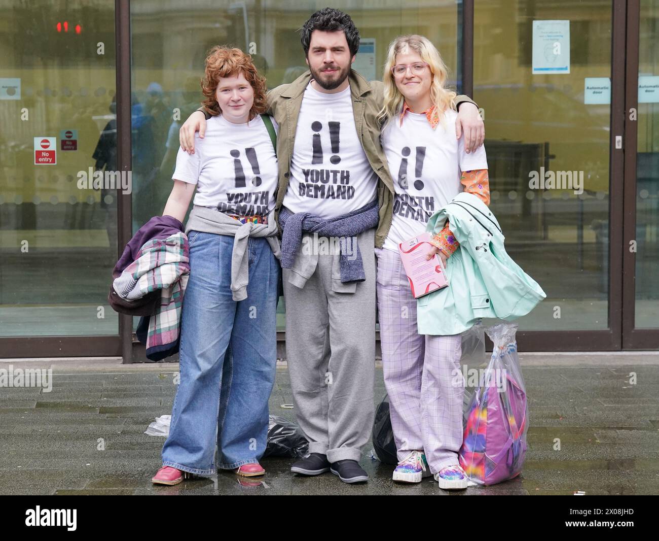 (De gauche à droite) Leonorah Ward, 21 ans, de Leeds, Daniel Formentin, 24 ans, de Leeds et Zosia Lewis, 23 ans, de Newcastle upon Tyne, devant le tribunal de première instance de Westminster, dans le centre de Londres, où ils sont inculpés d'atteinte à l'ordre public à la suite d'une manifestation pro-palestinienne devant le domicile du leader travailliste Sir Keir Starmer mardi. Le trio a été inculpé en vertu de l'article 42 de la loi de 2001 sur la justice pénale et la police et pour violation de la caution judiciaire. Date de la photo : mercredi 10 avril 2024. Banque D'Images