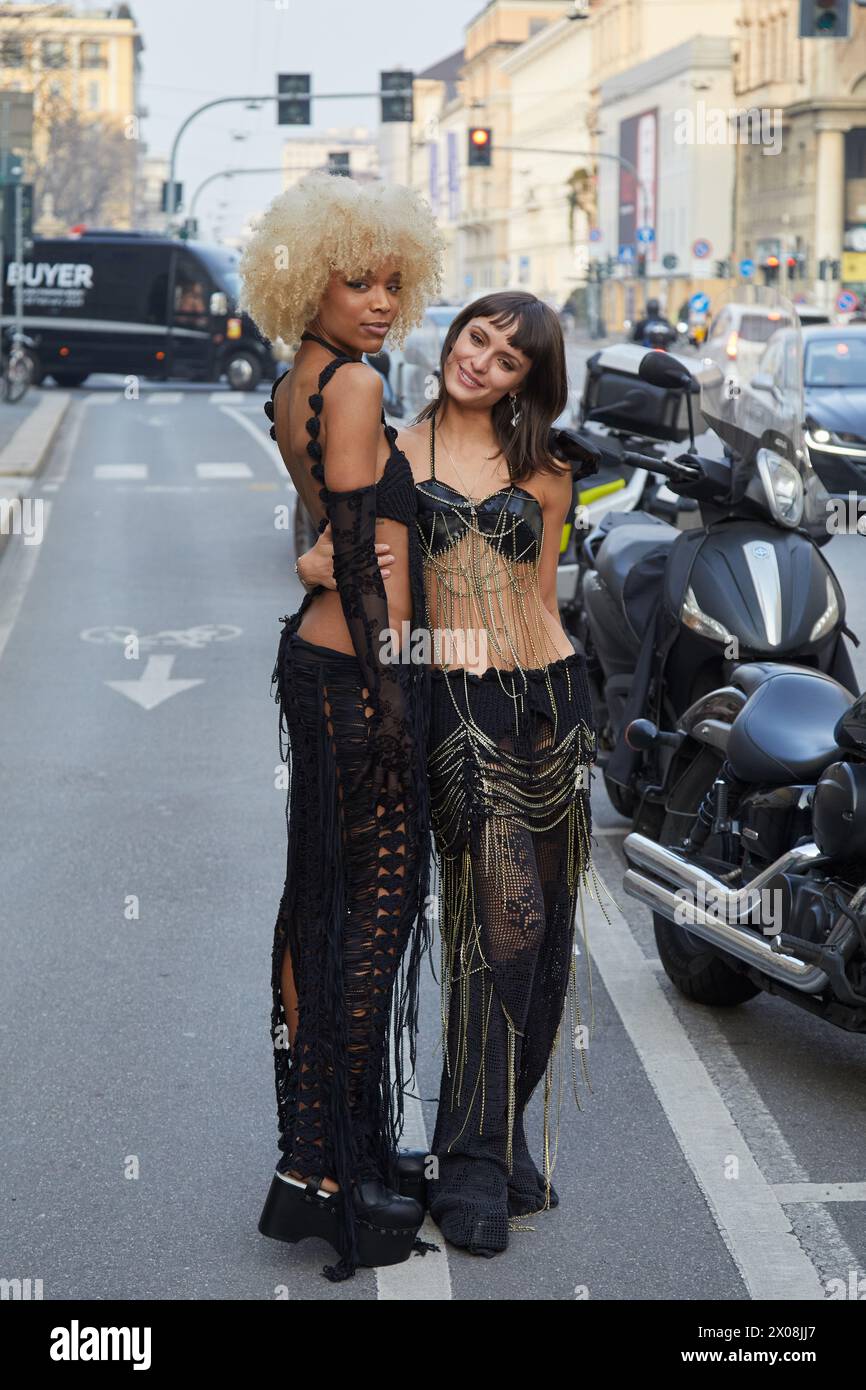 MILAN, ITALIE - 21 FÉVRIER 2024 : Olivia Valin Edogamhe et Gala Martinez avant le défilé Marco Rambaldi, dans le style Street week de Milan Banque D'Images