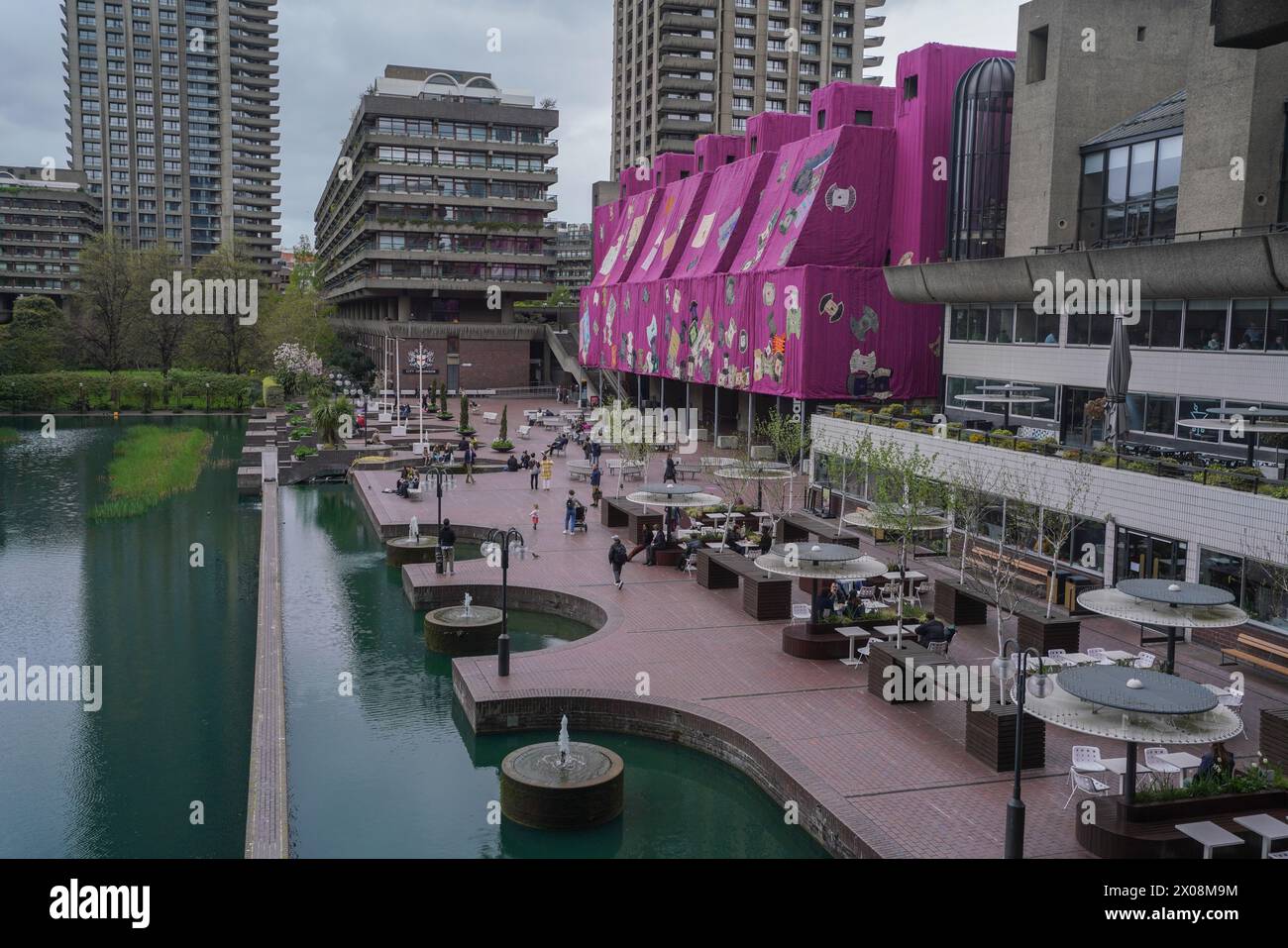 Londres 10 avril 2024 . Violet Hibiscus de l'artiste ghanéen Ibrahim Mahama transforme et enveloppe l'extérieur en béton de la terrasse Lakeside au Barbican avec 100 robes Batakari -robes portées par les Ghanéens du Nord brodées sur 2000 mètres carrés de tissu tissé à la main . Credit : amer Ghazzal/Alamy Live News Banque D'Images