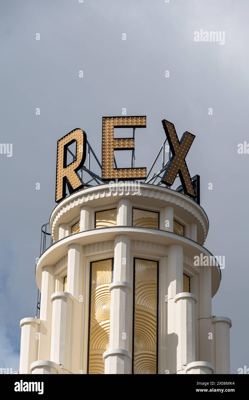 Gros plan de l'enseigne Grand Rex. Le Grand Rex est une salle de cinéma et de spectacle parisienne construite en 1932 dans le style Art déco, à Paris, France Banque D'Images