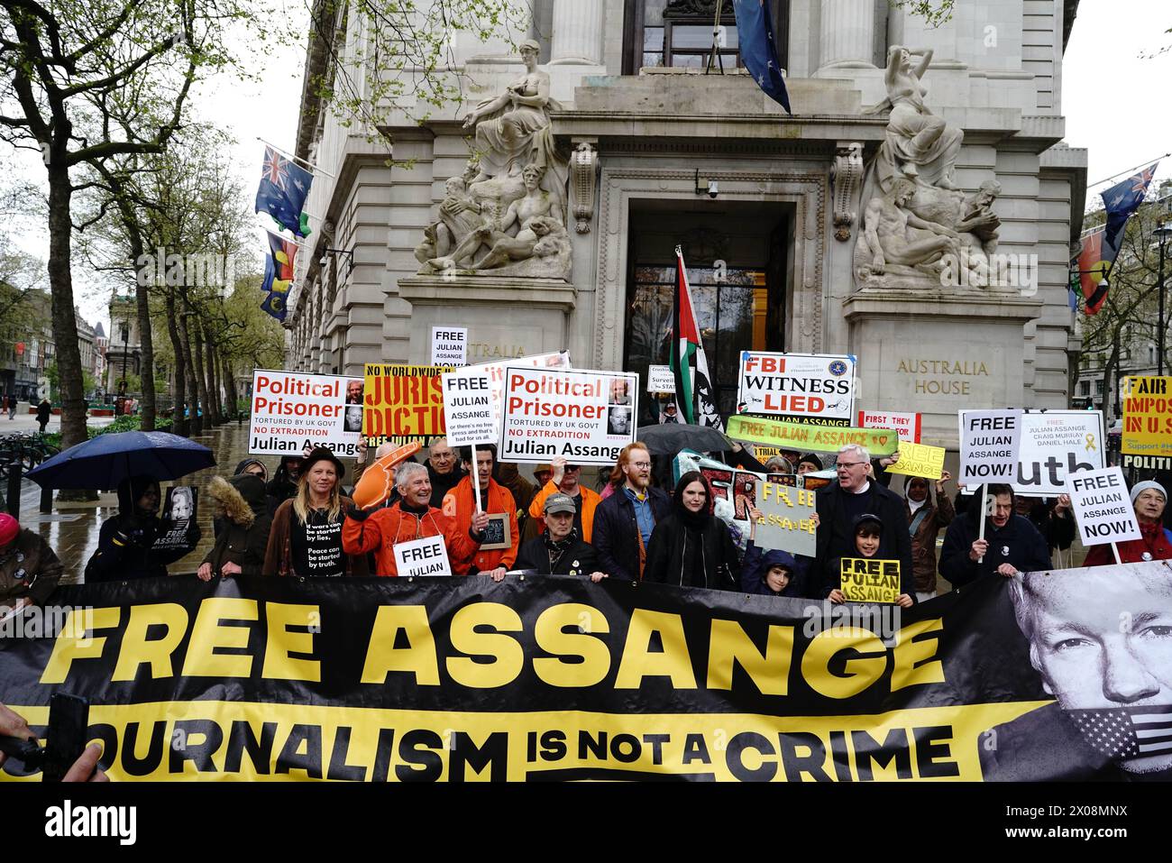 Londres, Royaume-Uni. 10 avril 2024. Le Comité pour la défense de Julian Assange se réunit à Australia House pour marquer le 5e anniversaire de l'incarcération de Julian à la prison de Belmarsh. Le rassemblement attire l'attention sur la bataille juridique en cours et les implications pour la liberté de la presse et les droits de l'homme. Les partisans d'Assange, détenu depuis plus d'une décennie, soulignent la nécessité de protections journalistiques et le droit du public à savoir, alors qu'ils se mobilisent contre son extradition. (Photo de Joao Daniel Pereira/Sipa USA) crédit : Sipa USA/Alamy Live News Banque D'Images