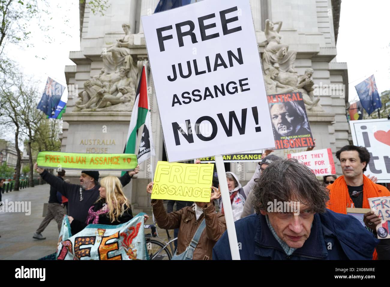 Londres, Royaume-Uni. 10 avril 2024. Le Comité pour la défense de Julian Assange se réunit à Australia House pour marquer le 5e anniversaire de l'incarcération de Julian à la prison de Belmarsh. Le rassemblement attire l'attention sur la bataille juridique en cours et les implications pour la liberté de la presse et les droits de l'homme. Les partisans d'Assange, détenu depuis plus d'une décennie, soulignent la nécessité de protections journalistiques et le droit du public à savoir, alors qu'ils se mobilisent contre son extradition. (Photo de Joao Daniel Pereira/Sipa USA) crédit : Sipa USA/Alamy Live News Banque D'Images