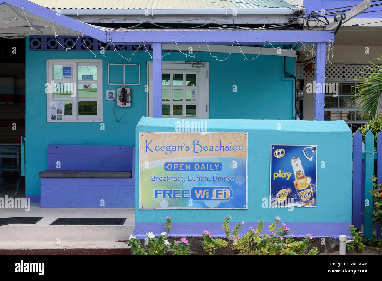 Bar et restaurant de bord de mer Keegan, plage de Lower Bay, île de Bequia, St Vincent et les Grenadines, Caraïbes Banque D'Images