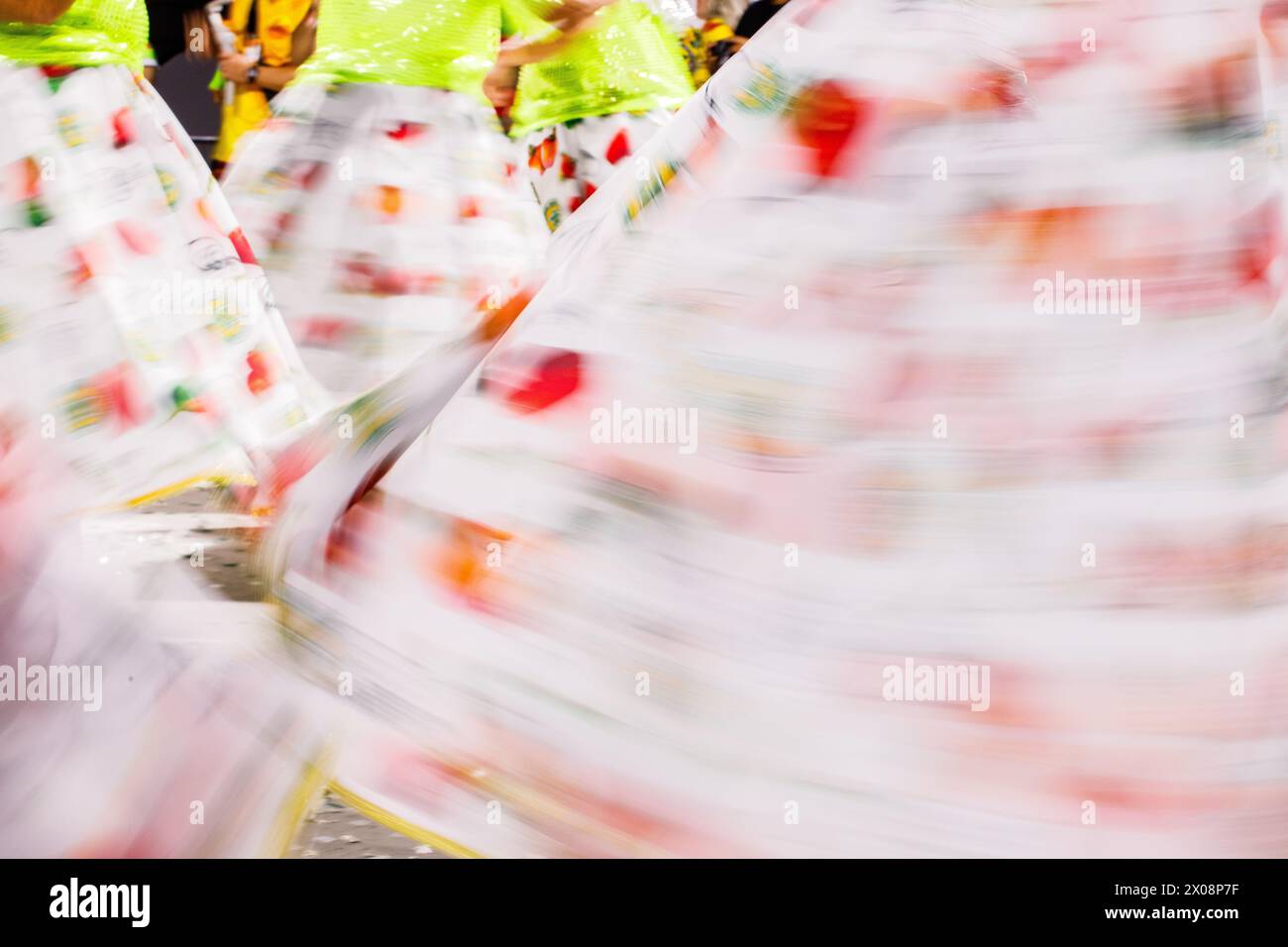 Danse d'une femme bahianaise à basse vitesse pendant le carnaval à Rio de Janeiro, Brésil. Banque D'Images