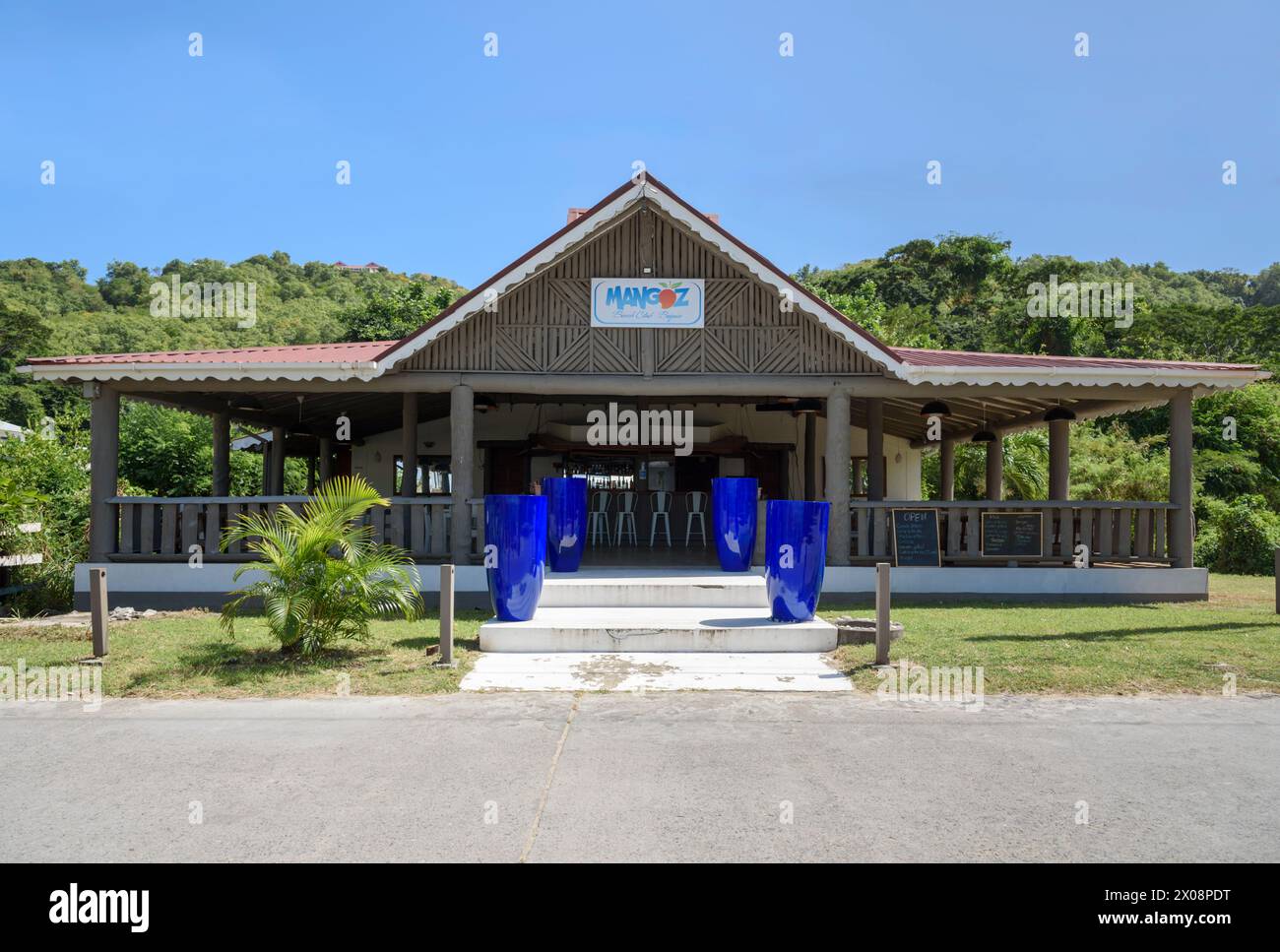 Bar et restaurant Mangoz Beach Club sur la plage de Lower Bay, île de Bequia, St Vincent et les Grenadines, Caraïbes Banque D'Images
