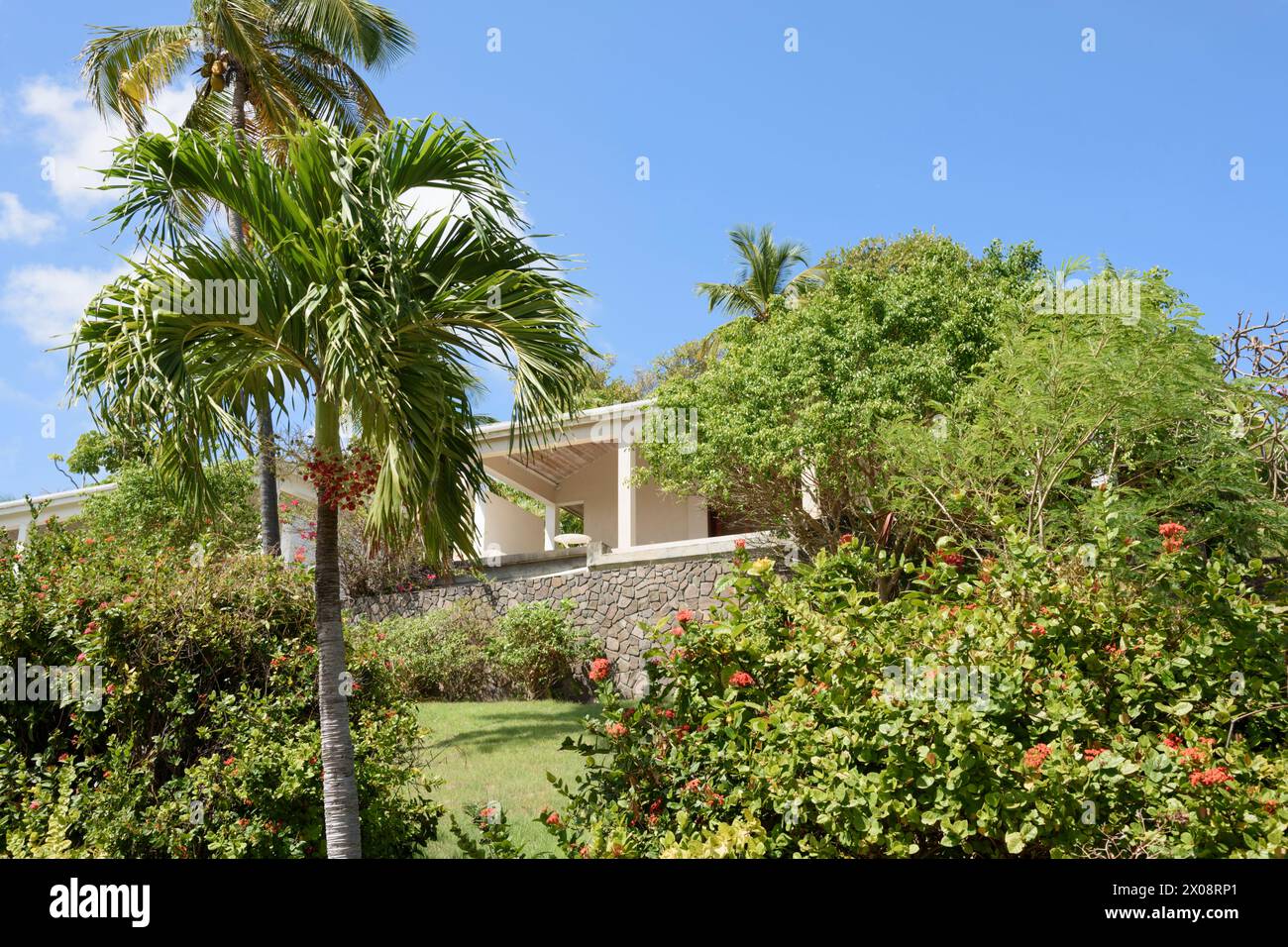 Maison avec vue sur Friendship Bay, Bequia Island, St Vincent et les Grenadines, Caraïbes Banque D'Images