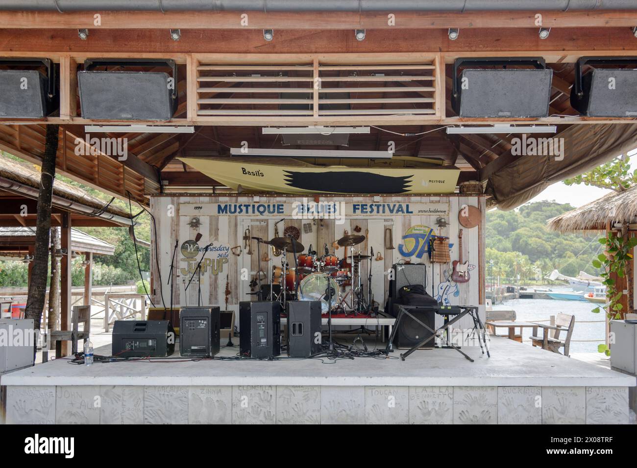 Le Mustique Blues Festival annuel a lieu au légendaire Basil's Bar à Britannia Bay, Mustique Island, St Vincent et les Grenadines, Caraïbes Banque D'Images