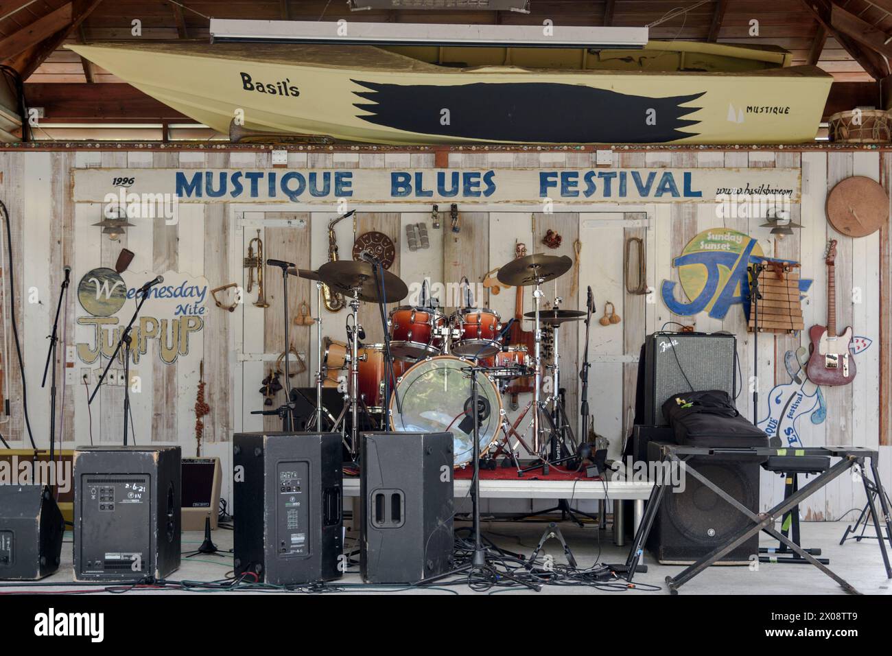 Le Mustique Blues Festival annuel a lieu au légendaire Basil's Bar à Britannia Bay, Mustique Island, St Vincent et les Grenadines, Caraïbes Banque D'Images