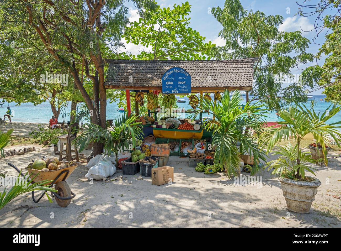 Stand de fruits et légumes Stanley Junior à Lovell Village, Britannia Bay, Mustique Island, St Vincent et les Grenadines, Caraïbes Banque D'Images