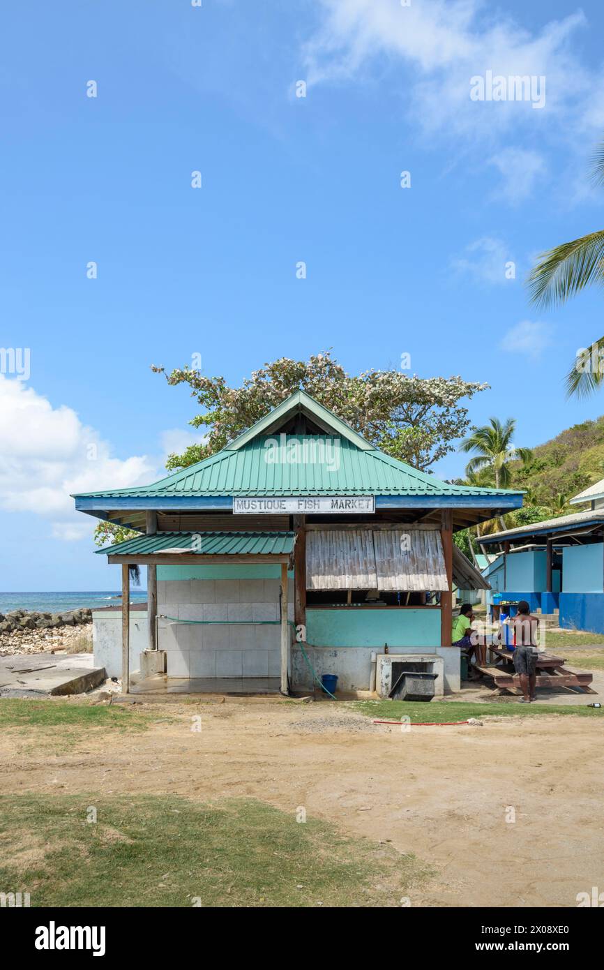 Pêcheurs au marché aux poissons local à Britannia Bay, Lovell Village, Mustique Island, St Vincent et les Grenadines, Caraïbes Banque D'Images