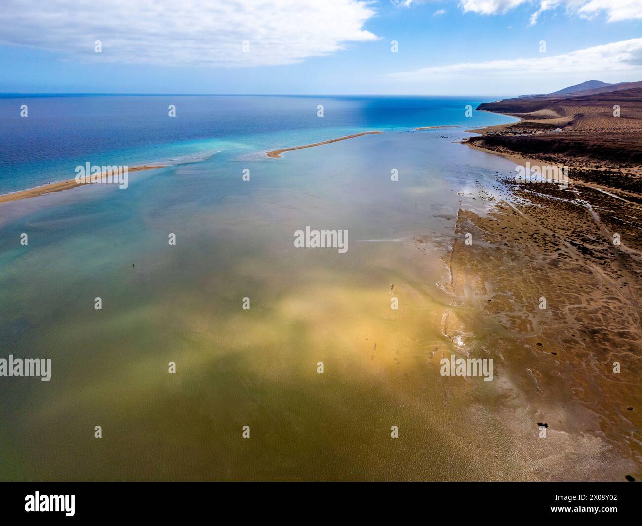 Vue aérienne de la côte paisible de Costa Calma, avec une vue dégagée sur les eaux peu profondes et la plage de sable au sud de Fuerteventura Banque D'Images