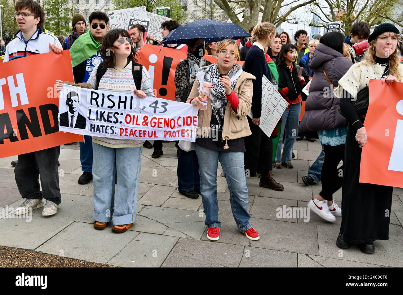 Londres, Royaume-Uni. Les groupes activistes Youth Demand et Palestine action se sont associés pour protester en faveur d'un embargo sur les armes et de la fin de tout développement des combustibles fossiles au Royaume-Uni. Crédit : michael melia/Alamy Live News Banque D'Images