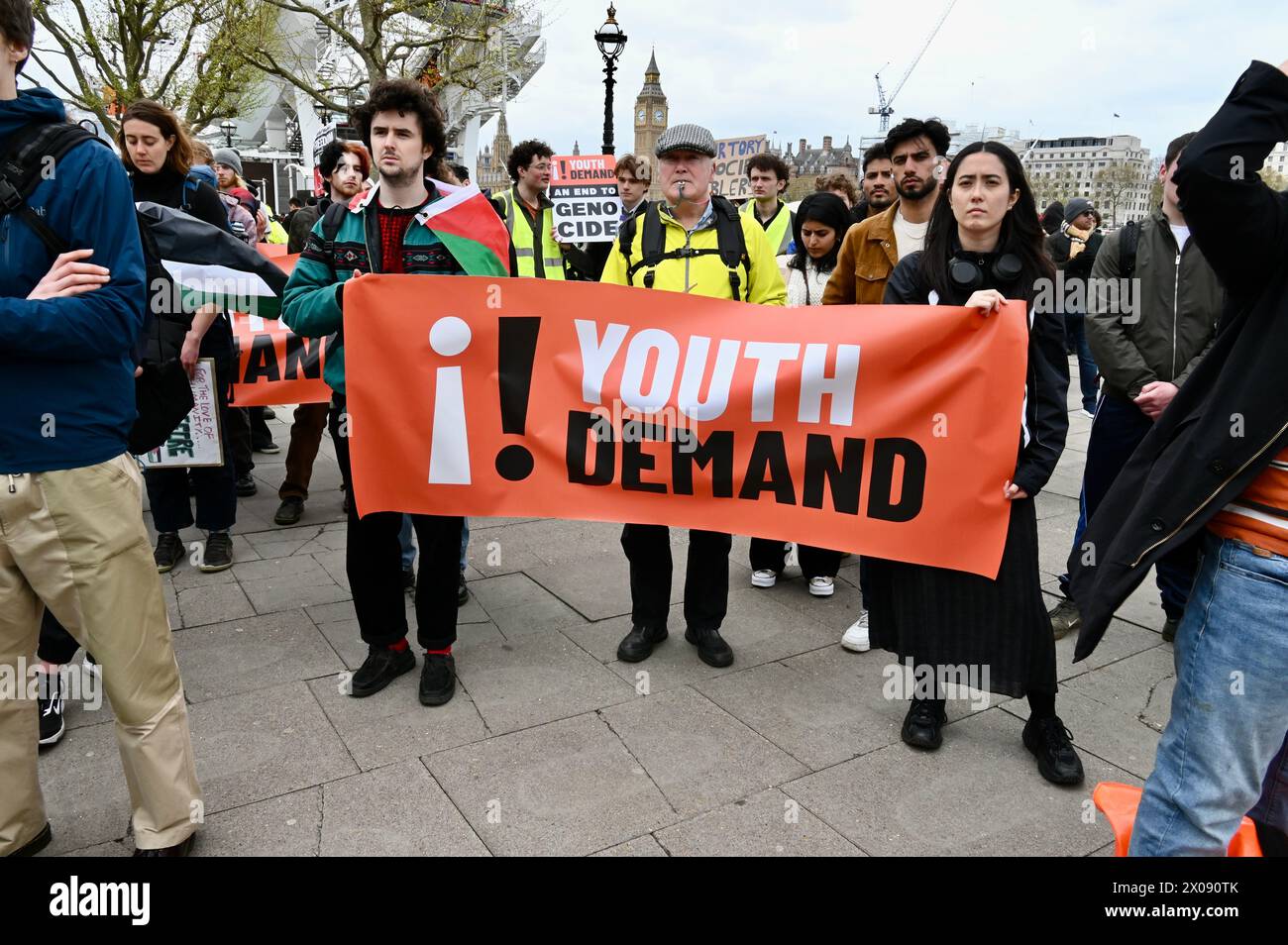 Londres, Royaume-Uni. Les groupes activistes Youth Demand et Palestine action se sont associés pour protester en faveur d'un embargo sur les armes et de la fin de tout développement des combustibles fossiles au Royaume-Uni. Crédit : michael melia/Alamy Live News Banque D'Images