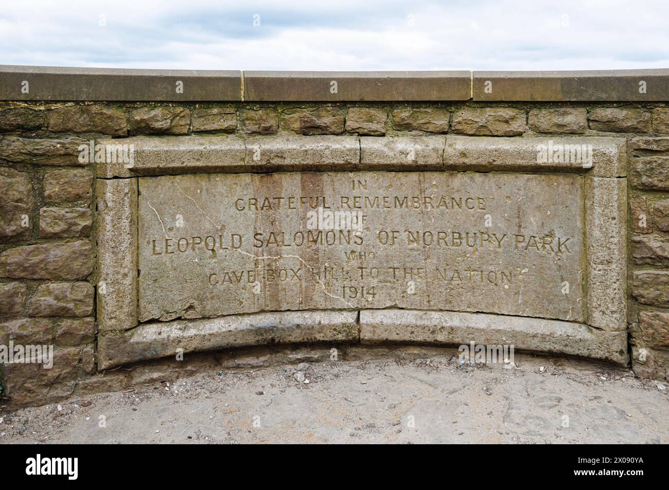Plaque sur le mémorial des Salomons au sommet de Box Hill près de Dorking, Surrey, au sud-est de l'Angleterre en souvenir du donateur Léopold Salomons de Norbury Park Banque D'Images