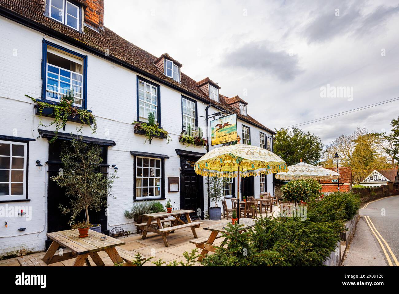 Vue de face des chevaux de course, une auberge du 16ème siècle en bord de route, pub et restaurant à Mickleham, un village à l'extérieur de Dorking, Surrey Banque D'Images