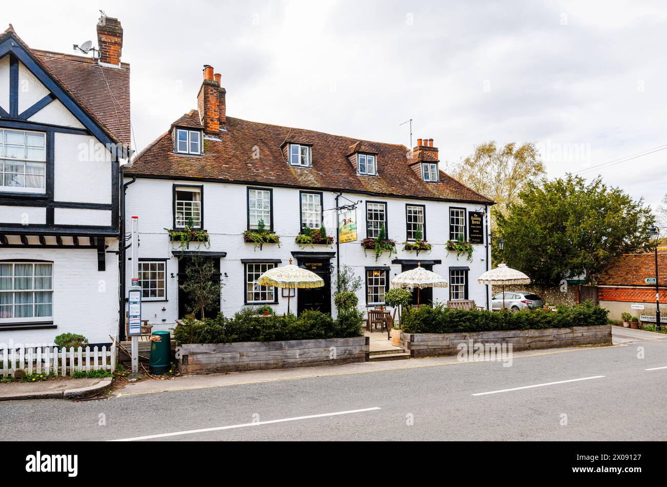 Vue de face des chevaux de course, une auberge du 16ème siècle en bord de route, pub et restaurant à Mickleham, un village à l'extérieur de Dorking, Surrey Banque D'Images
