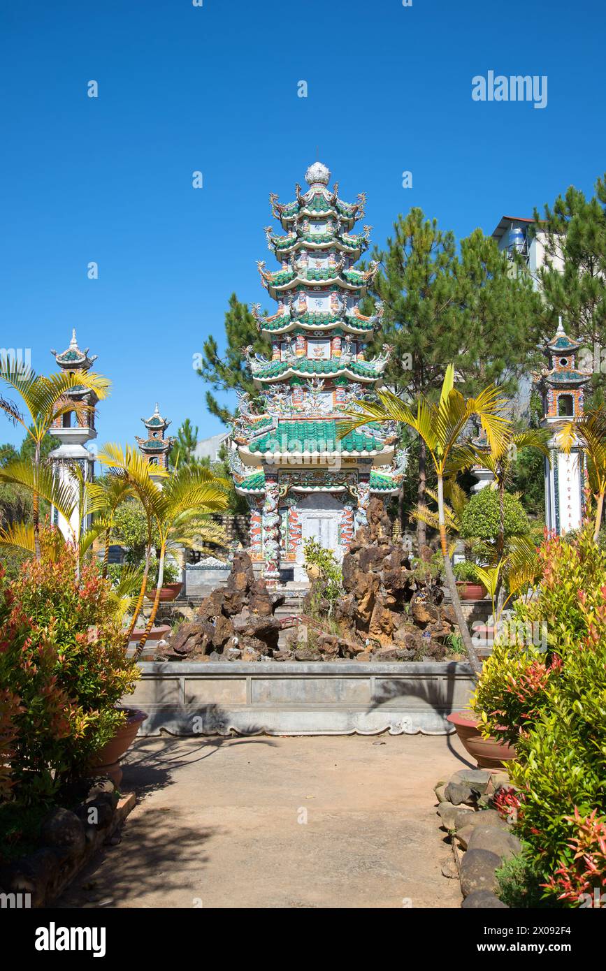 Pagode dans la cour d'un monastère bouddhiste Lin son. Da Lat, Vietnam Banque D'Images