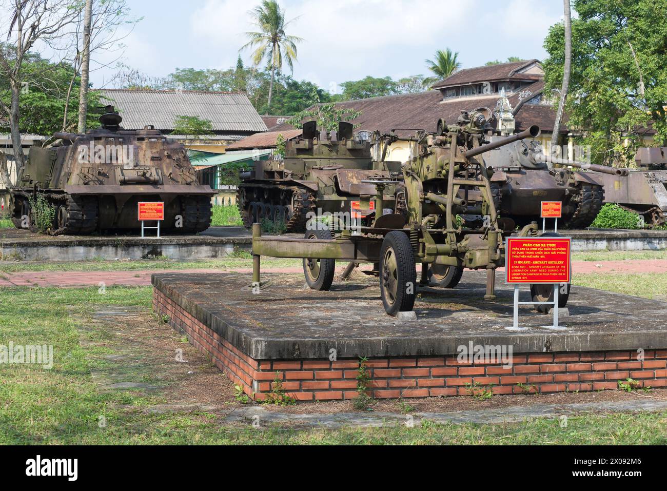 HUE, VIETNAM - 08 JANVIER 2016 : canon antiaérien de 37 mm sur fond de véhicules blindés américains de la période de la guerre du Vietnam Banque D'Images