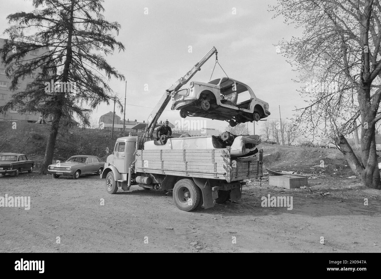 Effectif 18 - 1 - 1974 : épave sur dérailleOslo Renholdsverk ramasse les épaves de voitures et conduit à la décharge. Mais il y a du gaspillage et de la pollution. Chaque année, la nature est polluée par des dizaines de milliers d'épaves automobiles. Des millions sont perdus lorsque les métaux précieux ne sont pas pris en charge. Mais à présent, une nouvelle redevance est introduite, ce qui signifie que les particuliers peuvent également se débarrasser de leurs allocations de conduite lorsque l'expert automobile de l'État a prononcé la "condamnation à mort". Il coûte 120 NOK plus TVA. Puis Arne Minde et Arild Lund arrivent et prennent l'épave jusqu'à la décharge de Grønmo. Photo : Ivar Aaserud / Aktuel Banque D'Images