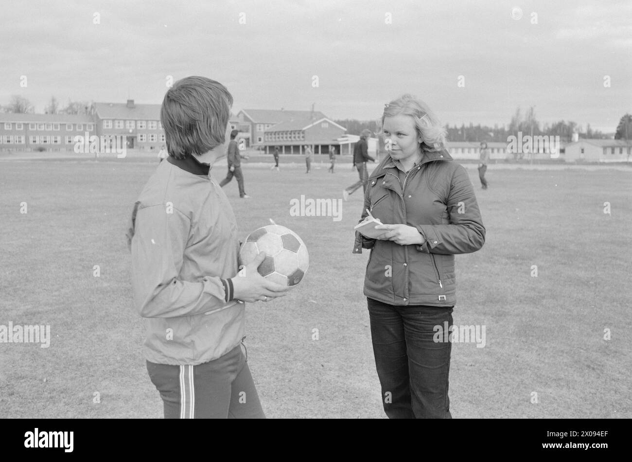 Réel 17 - 7 - 1974 : jeez, elle écrit sur les sportsAina Moberg, vingt étés vieux, Arbeiderbladet. Elle est la première femme journaliste sportive du pays. Une émergence de joie dans la vie et avec un grand désir de travailler. — Quelles opportunités Oppsal a-t-il cette saison ? Aina à Valle Hovin, ici elle interviewe Roger Hverven qui entraîne l'équipe de handball. Photo : Aage Storløkken / Aktuell / NTB ***PHOTO NON TRAITÉE*** Banque D'Images