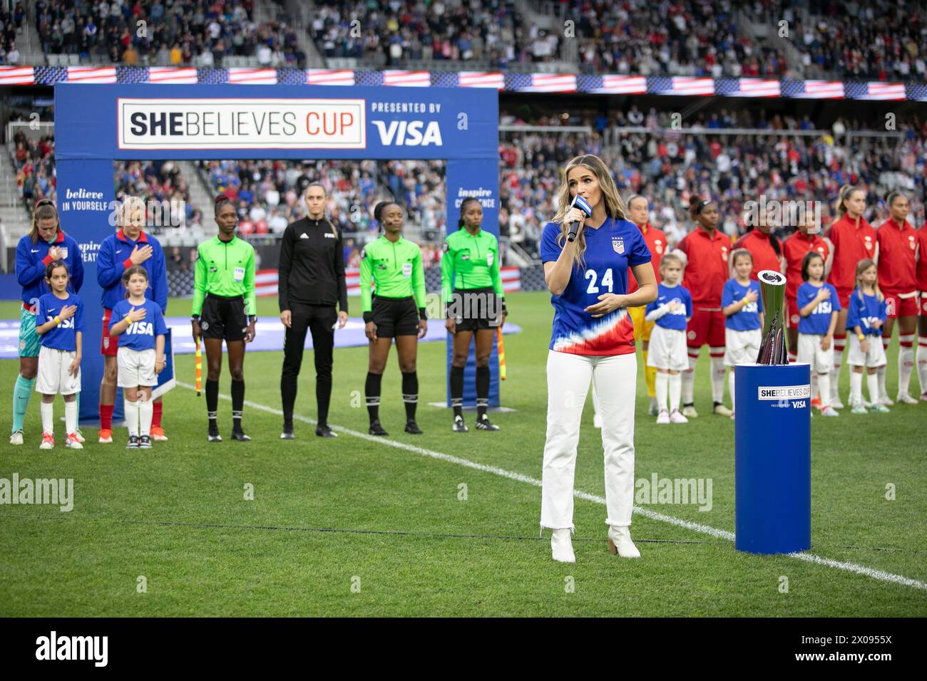 Columbus, Ohio, États-Unis. 9 avril 2024. L'hymne national est chanté avant le match de l'USWNT vs Canada dans la finale de la Coupe SheBelieves à Lower.com Field à Columbus, Ohio. (Kindell Buchanan/Alamy Live News) Banque D'Images