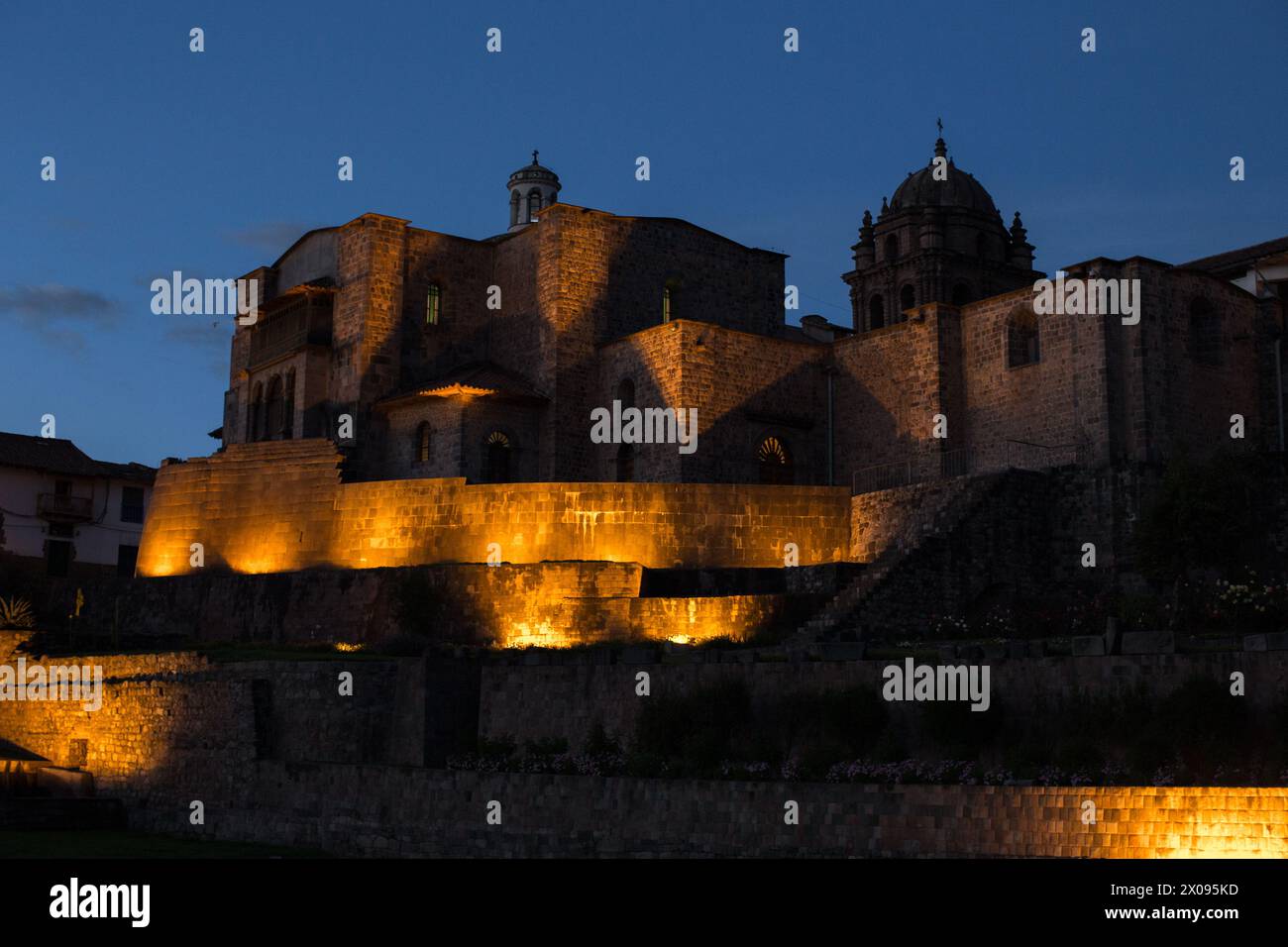 Coricancha et le couvent de Santo Domingo à Cusco Pérou est illuminé dans la soirée comme les touristes et les touristes sont silhouettés Banque D'Images