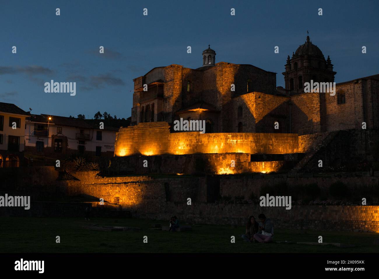 Coricancha et le couvent de Santo Domingo à Cusco Pérou est illuminé dans la soirée comme les touristes et les touristes sont silhouettés Banque D'Images
