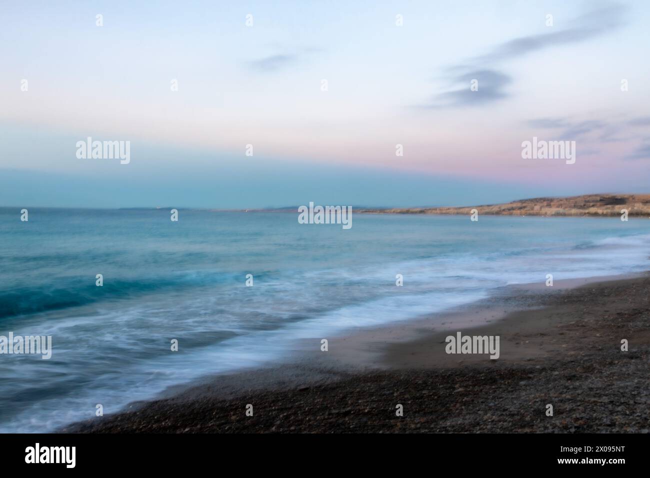Coucher de soleil le long de la côte méditerranéenne. Côte d'Azur. ICM< mouvement intégré à la caméra améliore le mouvement des ondes Banque D'Images