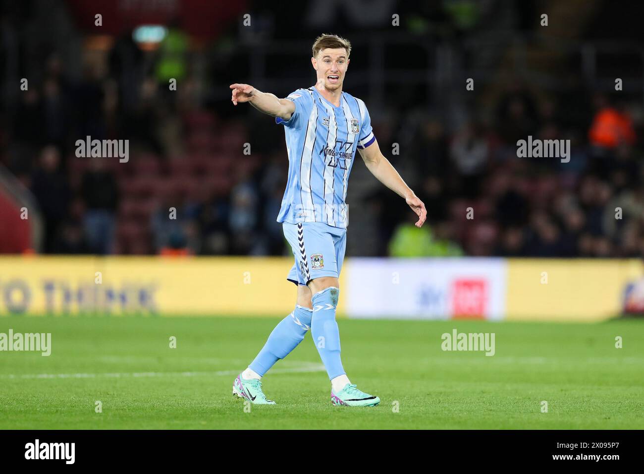 Southampton, Royaume-Uni. 09th Apr, 2024. Le milieu de terrain de Coventry City Ben Sheaf (14 ans) fait des gestes lors du match du Southampton FC vs Coventry City FC SKY BET EFL Championship au St.Mary's Stadium, Southampton, Angleterre, Royaume-Uni le 9 avril 2024 Credit : Every second Media/Alamy Live News Banque D'Images