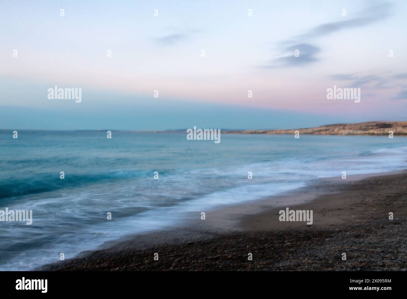 Coucher de soleil le long de la côte méditerranéenne. Côte d'Azur. ICM< mouvement intégré à la caméra améliore le mouvement des ondes Banque D'Images