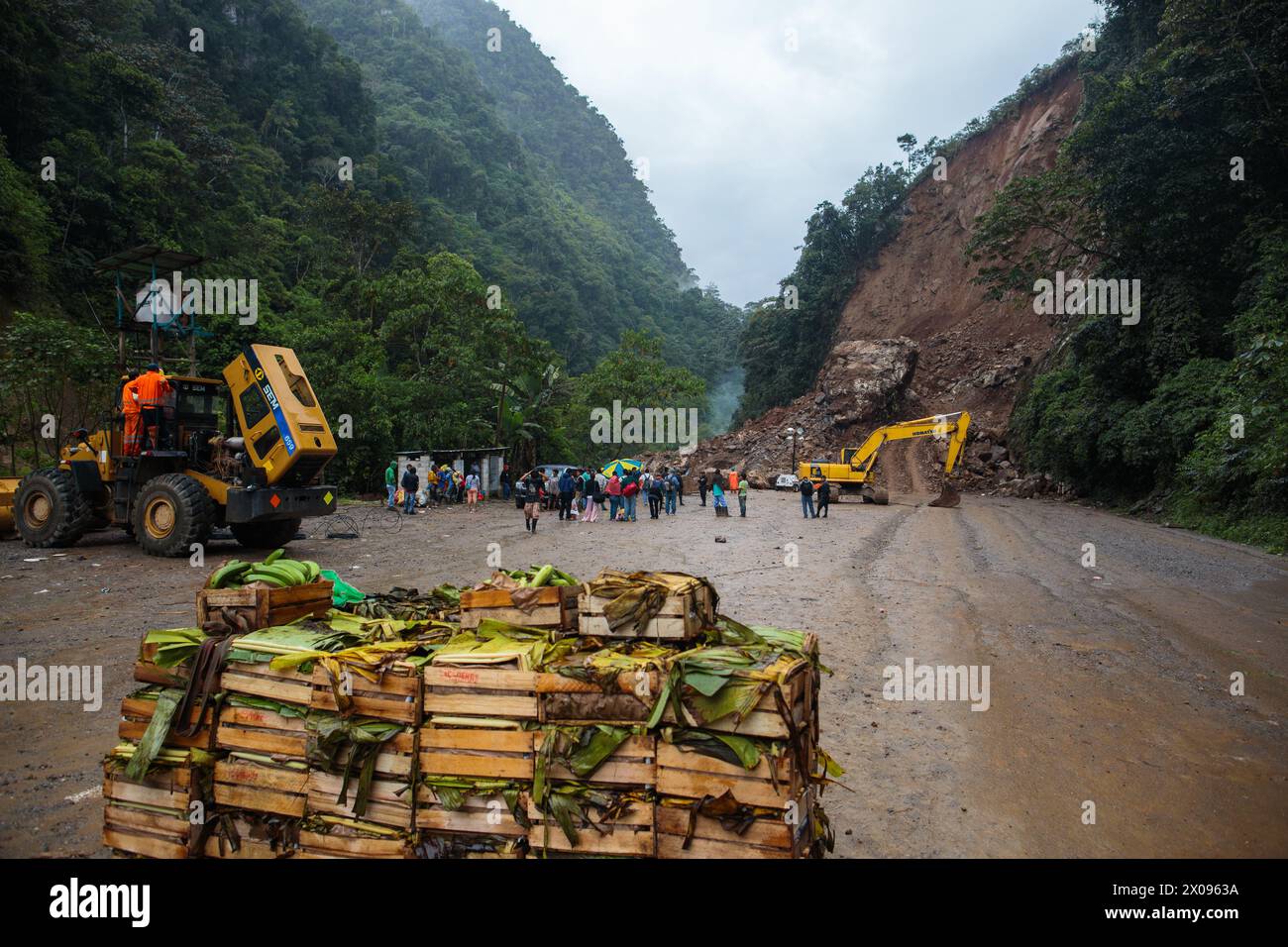 Un glissement de terrain massif recouvre la route entre Huanuco et Tingo Maria dans les Andes péruviennes où l’érosion est fréquente Banque D'Images