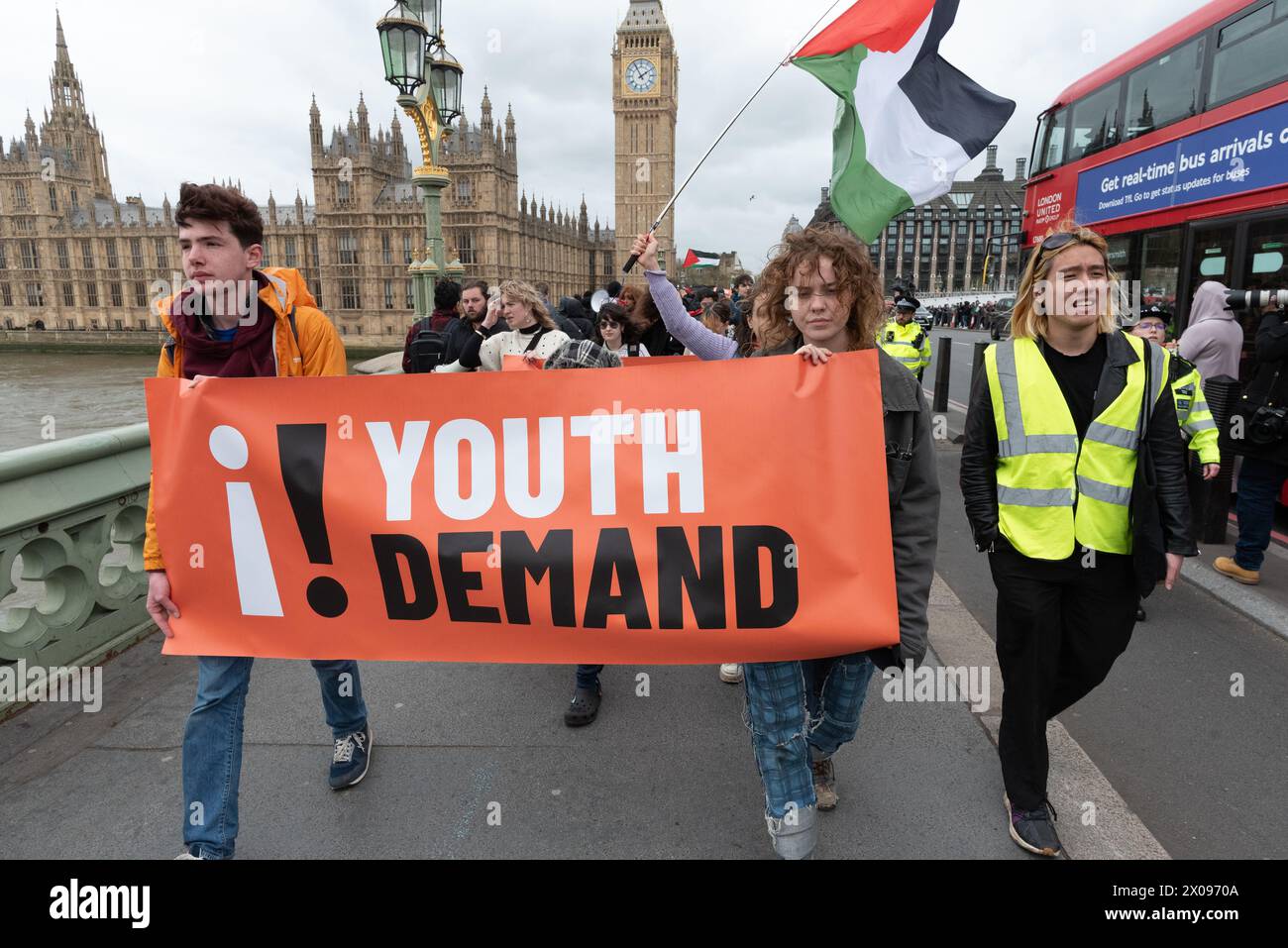 Londres, Royaume-Uni. 10 avril 2024. Youth Demand, un nouveau groupe de campagne, marche avec Palestine action à travers le pont de Westminster lors d'une manifestation demandant l'arrêt des ventes d'armes britanniques à Israël. Crédit : Ron Fassbender/Alamy Live News Banque D'Images