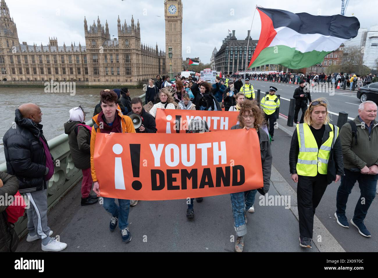Londres, Royaume-Uni. 10 avril 2024. Youth Demand, un nouveau groupe de campagne, marche avec Palestine action à travers le pont de Westminster lors d'une manifestation demandant l'arrêt des ventes d'armes britanniques à Israël. Crédit : Ron Fassbender/Alamy Live News Banque D'Images