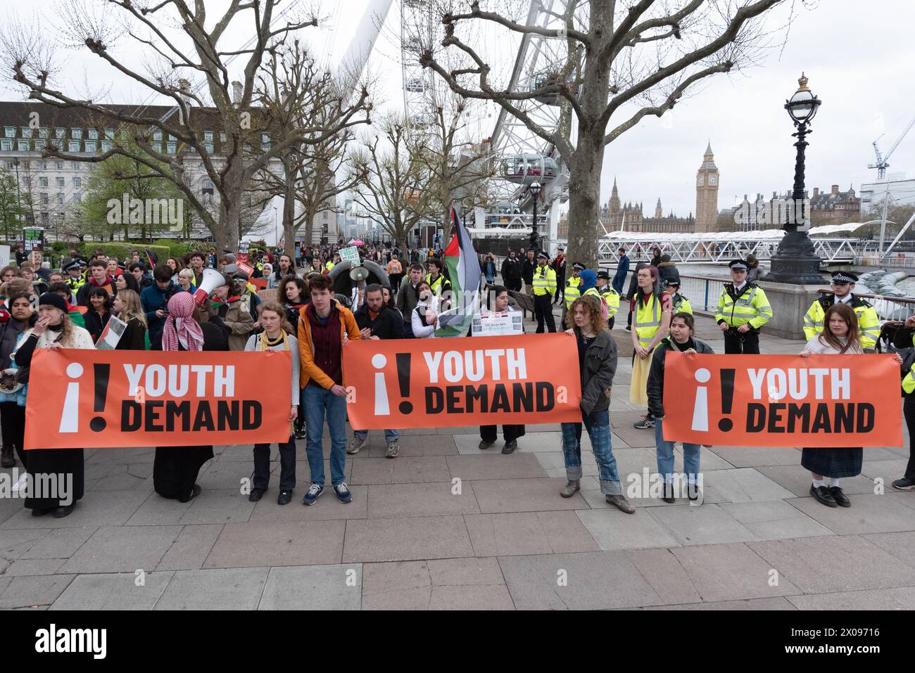 Londres, Royaume-Uni. 10 avril 2024. Youth Demand, un nouveau groupe de protestation, marche avec Palestine action autour de Westminster, Londres, pour exiger l'arrêt des ventes d'armes britanniques à Israël. Crédit : Ron Fassbender/Alamy Live News Banque D'Images