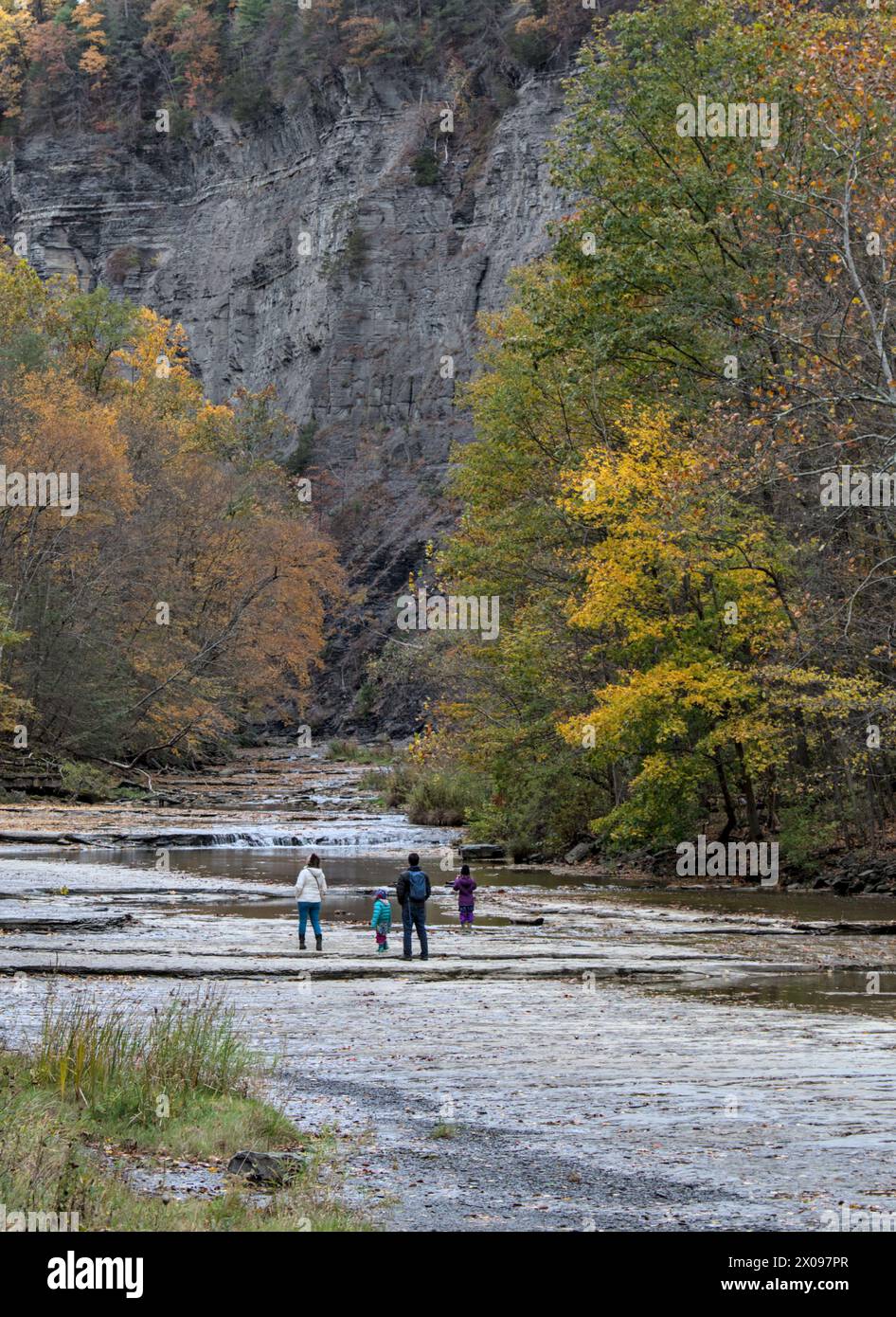 Famille se promenant dans la gorge du parc national de Taughannock Falls, une destination touristique dans la région de Finger Lakes, dans le nord de l'État de New York. Cascade célèbre dans Banque D'Images