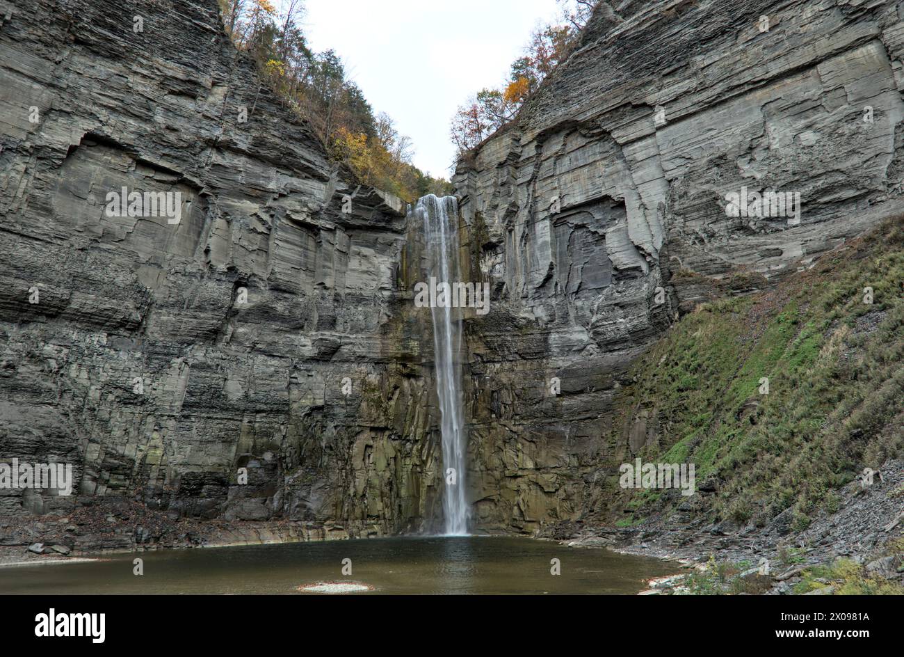 Chute d'eau au parc d'État de Taughannock Falls (énorme et belle gorge) Finger Lakes (Ithaca, État de New York) vue d'automne avec feuillage d'automne (changement coloré Banque D'Images