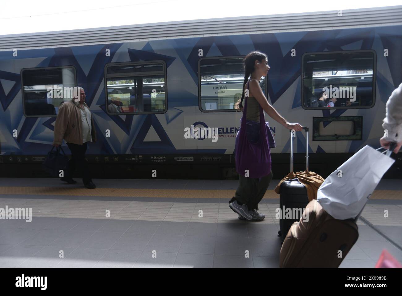 La gare principale d'Athènes. La compagnie ferroviaire italienne, Trenitalia, cherche un moyen de sortir des trains grecs alors que la reprise tant discutée se déroule dans leur waterloo européen. L'avenir de Trenitalia est assombri dans le rail grec, car même ceux qui auraient pu se considérer comme des sauveurs ou des investisseurs stratégiques pour la malheureuse entreprise ont péri dans la nuit glaciale de février 28 dans la tragédie de Tempe. Banque D'Images