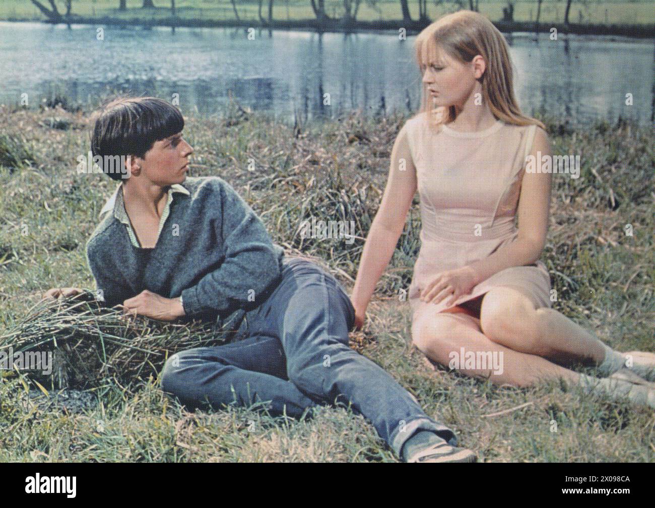 Martin Stephens, Ingrid Boulting, sur le plateau du film britannique "The Witches", sorti aux États-Unis sous le titre "The Devil's Own", Associated British-Pathé, 1966 Banque D'Images